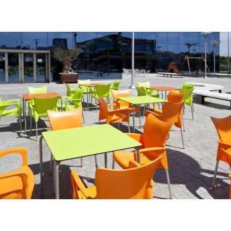 Siège de polypropylène et pieds en aluminium